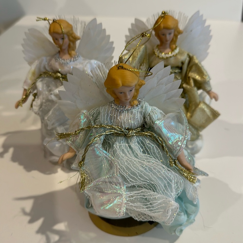 Set a three table top or tree angels with wings